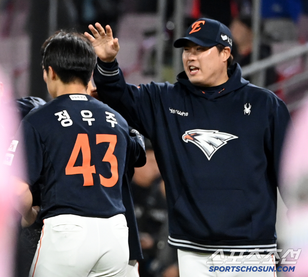 '최고구속 155㎞ 쾅' 26개 공 중 25개가 직구, 데뷔 첫 승 거둔…