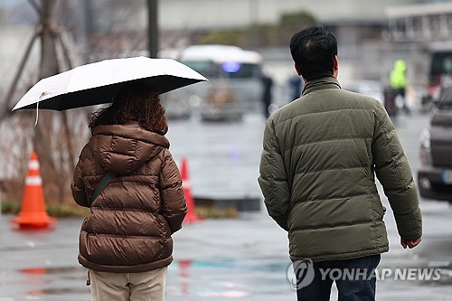 부산·울산·경남 늦은 오후까지 가끔 비…낮 최고 15∼20도