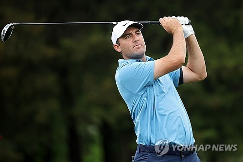 셰플러, 경기 중단에도 8언더파…더CJ컵 18언더파 선두 질주