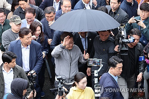 李 "손잡는 것조차 어려워도 우린 하나"…습격 제보에 경호 강화(종합)