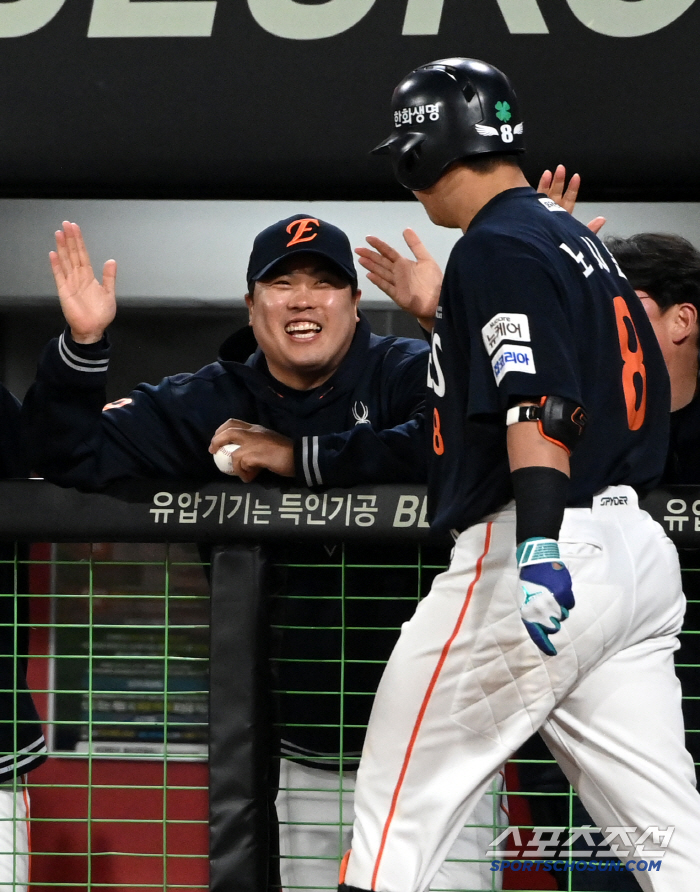 '다시 봐도 짜릿' 노시환 연장 결승포, 속 시원한 빠던에 한화 더그아웃…