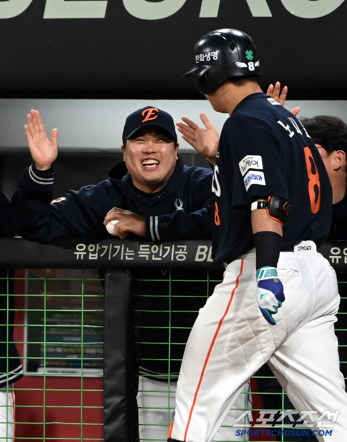 '다시 봐도 짜릿' 노시환 연장 결승포, 속 시원한 빠던에 한화 더그아웃…