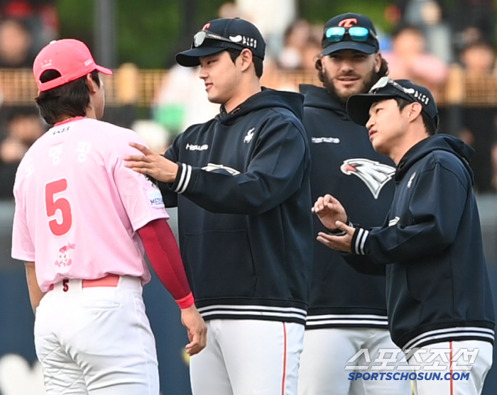 '도영핑' 김도영 만난 문동주, 무언가 달라진 유니폼 마킹 확인하더니..…