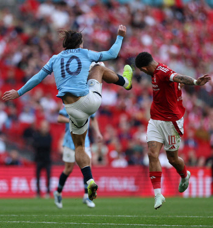 리버풀 1850억 초대박! 'EPL 베스트 11' MF와 계약한다?…英레…