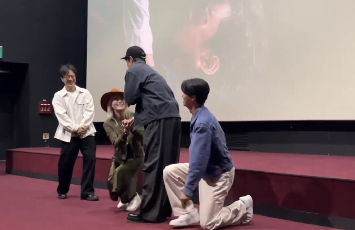 "관객 앞 무릎 꿇었다"…'63세' 이혜영의 진심, '파과' 향한 간절함…