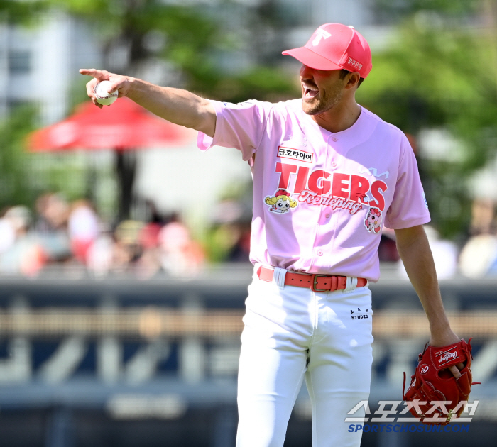 '아니 이게 뭐야' 문현빈 1루 귀루 중 황당한 아웃 → 문책성 교체[광…