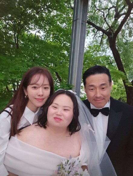 한지민, '쌍둥이 언니' 정은혜 결혼식 참석했다..."사랑이 가득했던"