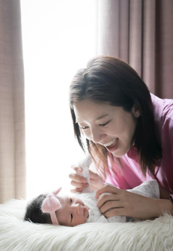 손담비♥이규혁, 생후 24일 딸 두고 "육퇴 후 한잔 행복하구나"