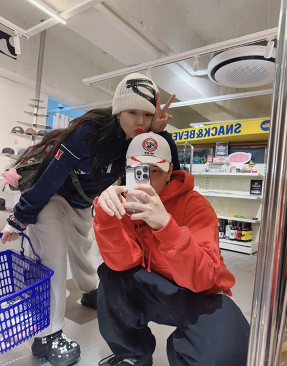 현아, ♥용준형에 데이트 중 '입술 츄' 애교..."신혼, 정신 없이 지…
