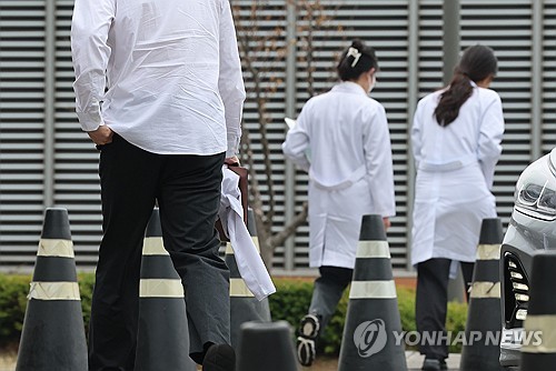 사직 전공의들 '5월 추가모집' 요청할까…복귀 의향 설문조사