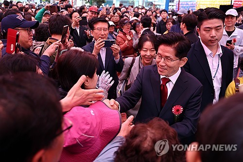 김문수, 부처님오신날·어린이날 행사서 시민들 만나 표심잡기