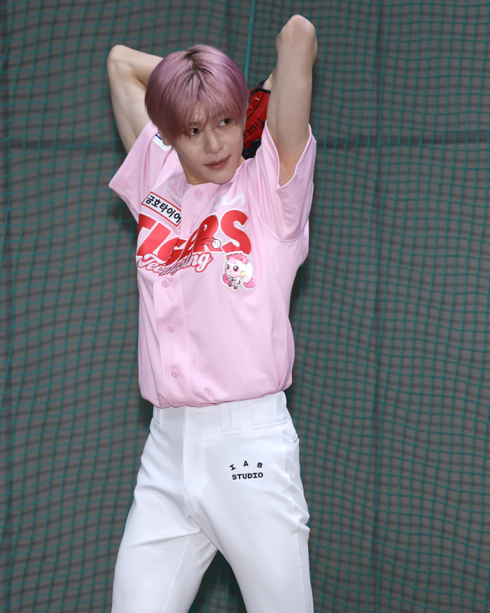 NCT 시온, 챔피언스필드서 시구도 '팝팝' 터졌다…애니 속의 주인공은 …