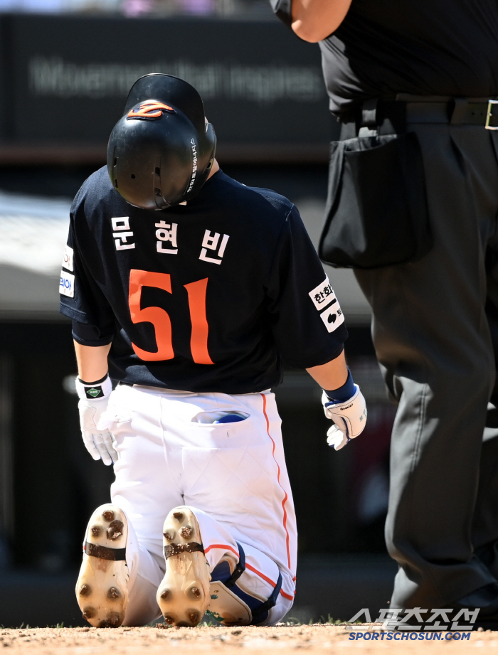 "참을 수 없는 실수였다"  3년차 신예 강타자의 견제사→문책성 교체에 …