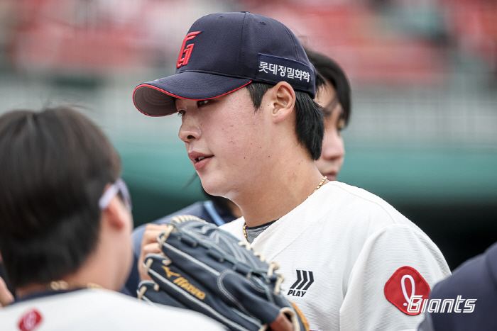 '볼넷→볼넷→홈런' 최악의 출발 → 절반의 성공?…154㎞ 괴물의 1군 …