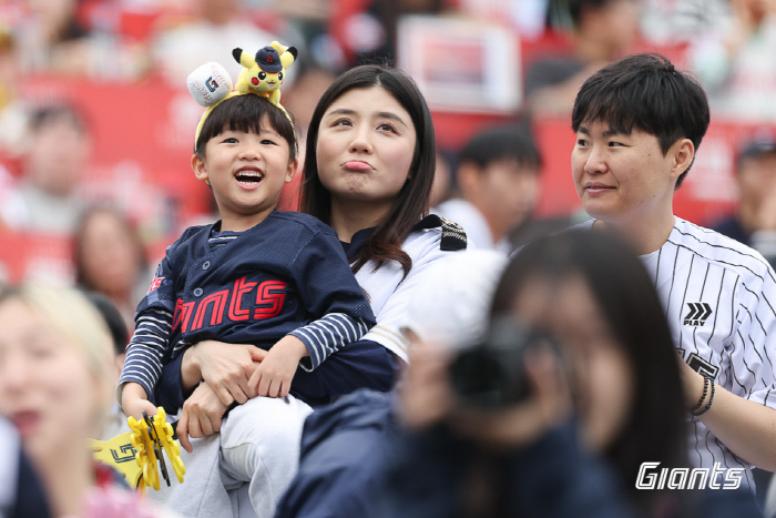 '볼넷→볼넷→홈런' 최악의 출발 → 절반의 성공?…154㎞ 괴물의 1군 …