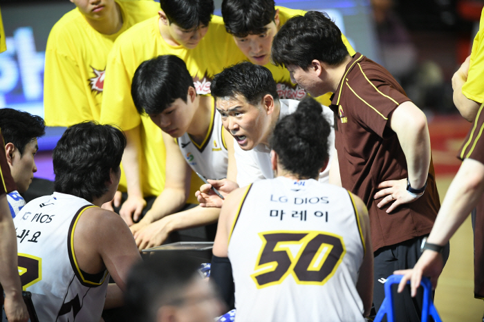 [챔프전 현장인터뷰] LG 조상현 감독 "워니 20점 내외 묶고 싶었다.…