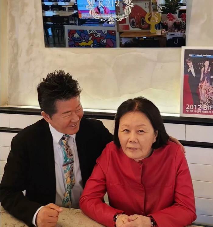 태진아 子 이루, 치매 母 대소변 받아내더니 "요즘 컨디션 좋으셔, 착한 울엄마♥"