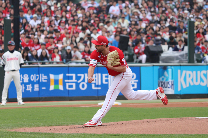 155㎞ 던졌는데 "100% 아냐" 너털웃음 → 전직 ML리거의 위엄 "…