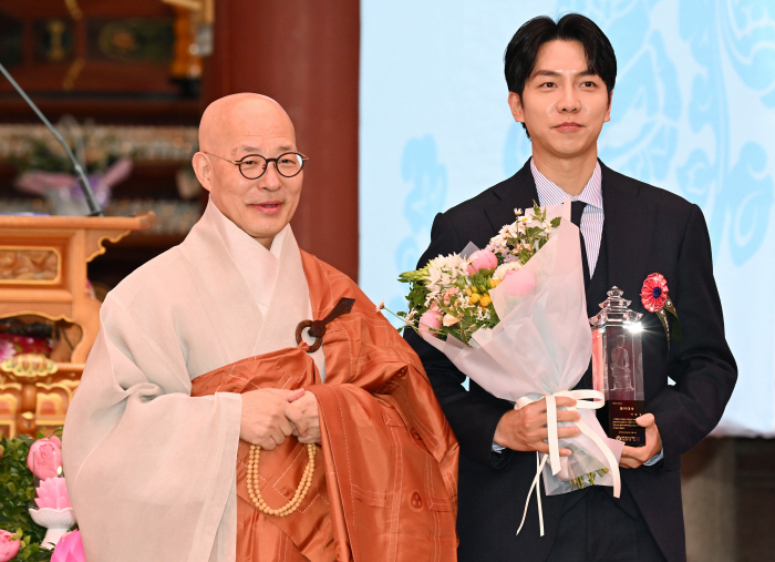 불교계, 이승기 품었다…♥이다인 따라 개종→삭발 연기→불자대상 수상[SC이슈]