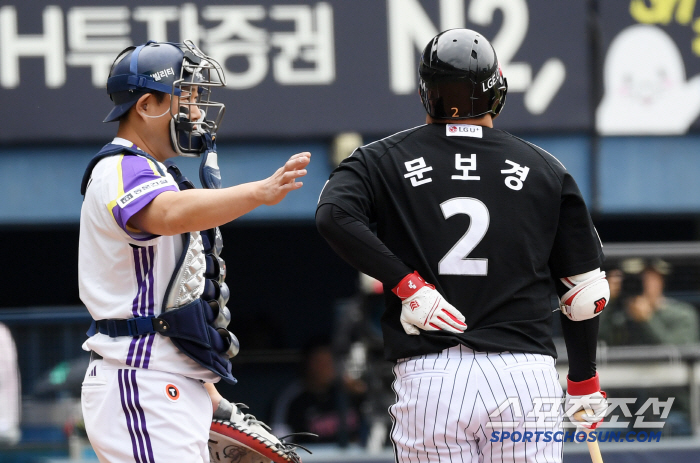 '등짝에 꽂힌 초구' 아파하는 문보경에게 따뜻한 손길 내민 양의지...두…