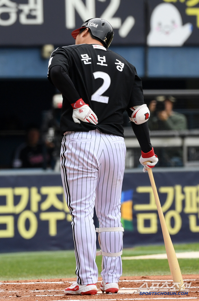 '등짝에 꽂힌 초구' 아파하는 문보경에게 따뜻한 손길 내민 양의지...두…