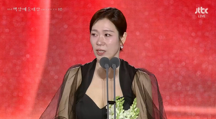 '폭싹' 염혜란, 2년 연속 女조연상 수상 "애순아! 엄마 상 받았다" ('제61회 백상예술대상')