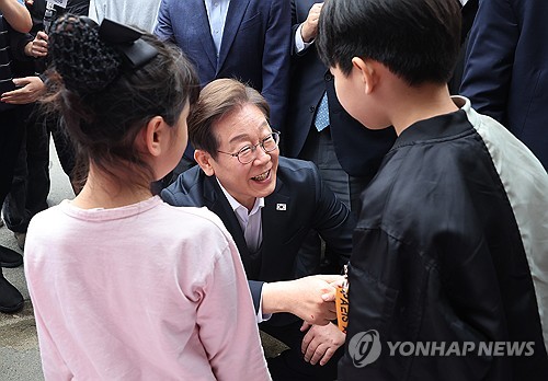 이재명, 충청·전북 돌며 민심 청취…청년 공약도 발표