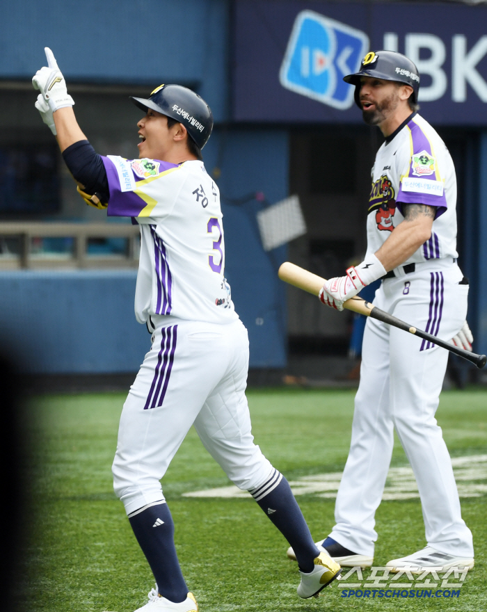 '단타→솔로포→2루타→볼넷→볼넷' 사이클링 히트 두고 기꺼이 볼넷 고른 …