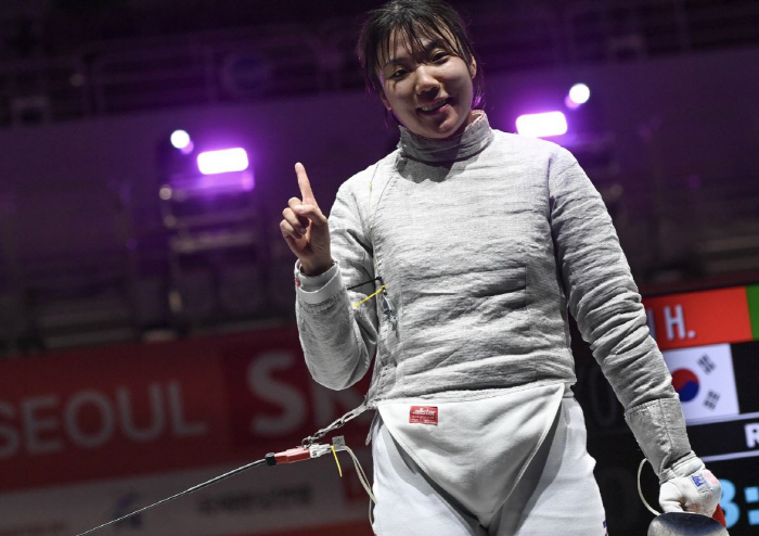 "대한민국은 남녀사브르 세계1위 보유국" 'SKT우승'전하영,日에무라 꺾…