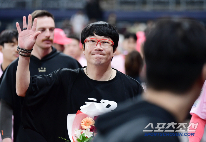 "유니폼 벗는 날까지" 1승도 힘겹다가 또 역대 최초라니…이래서 대투수다