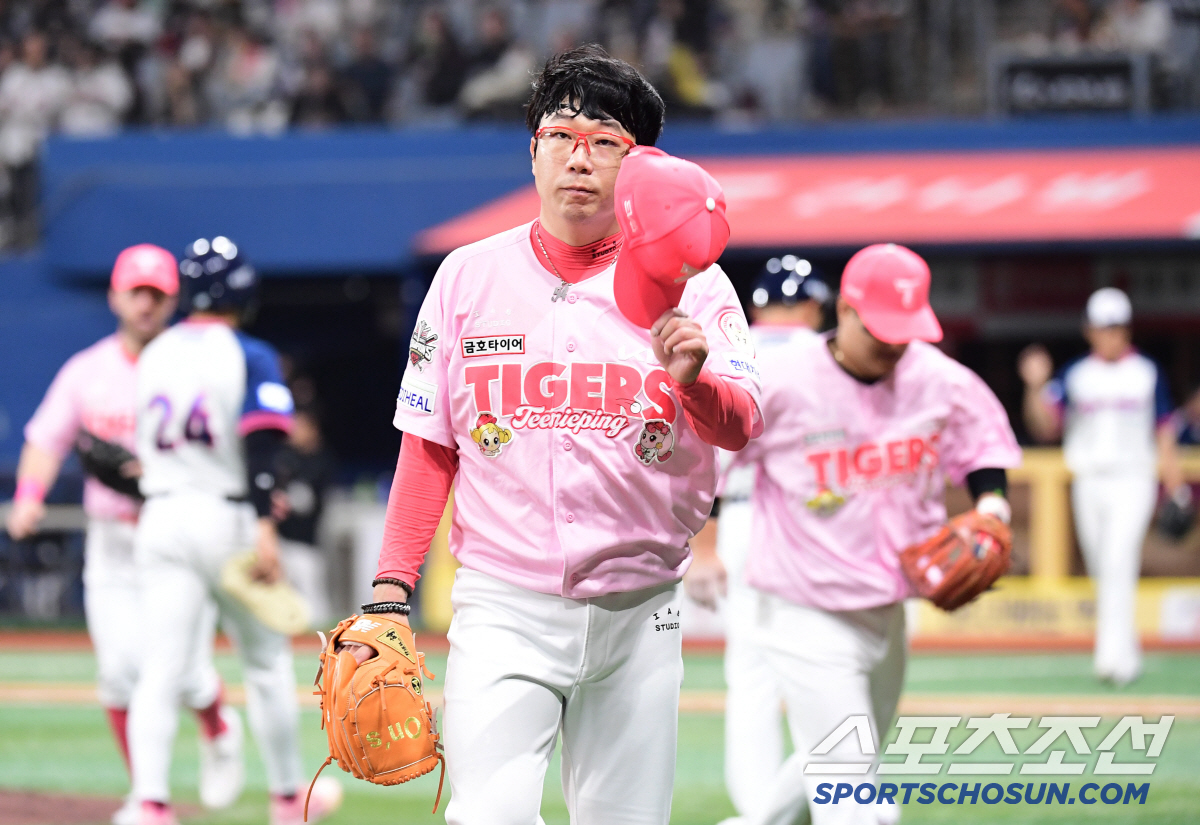 "유니폼 벗는 날까지" 1승도 힘겹다가 또 역대 최초라니…이래서 대투수다