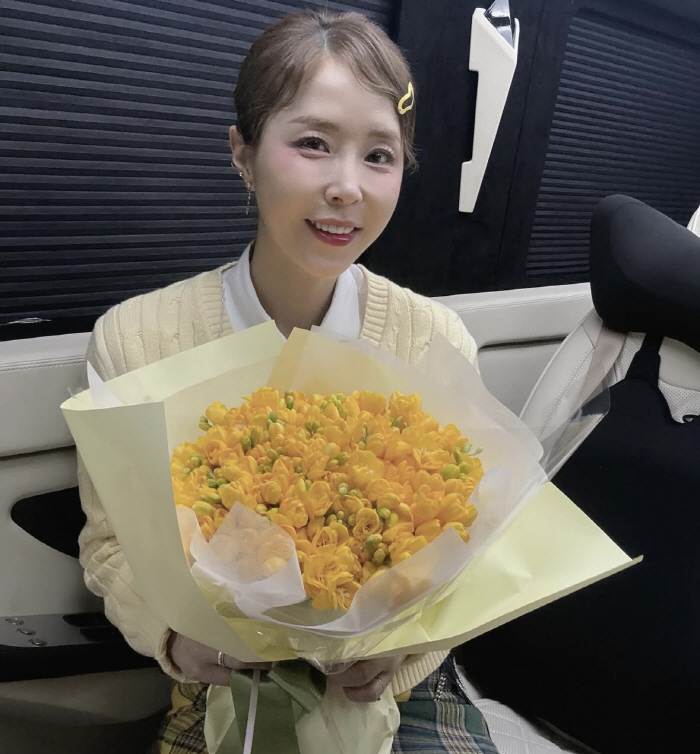 [SCin스타] "김종민 다음으로 좋은 소식?" 신지, 꽃다발 누구한테 …