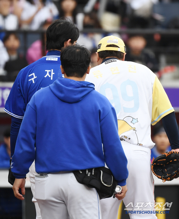 놀란 '괴물'이 타석까지 찾아왔다...팔꿈치 강타 구자욱, 팔꿈치 사구→경기 중 교체 "아이싱 후 검진 예정"[대전체크]
