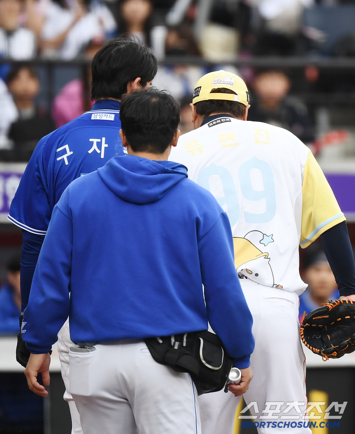 놀란 '괴물'이 타석까지 찾아왔다...팔꿈치 강타 구자욱, 팔꿈치 사구→…
