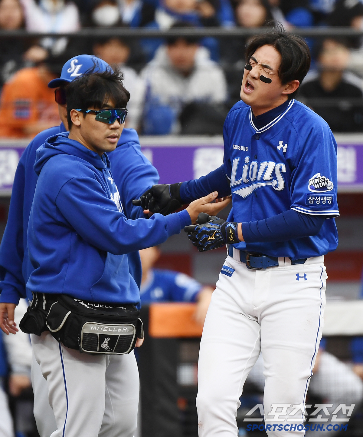 놀란 '괴물'이 타석까지 찾아왔다...팔꿈치 강타 구자욱, 팔꿈치 사구→…