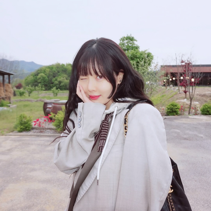 현아, ♥용준형이 선물한 900만원 명품백 들고 외출...풋풋한 7개월 …