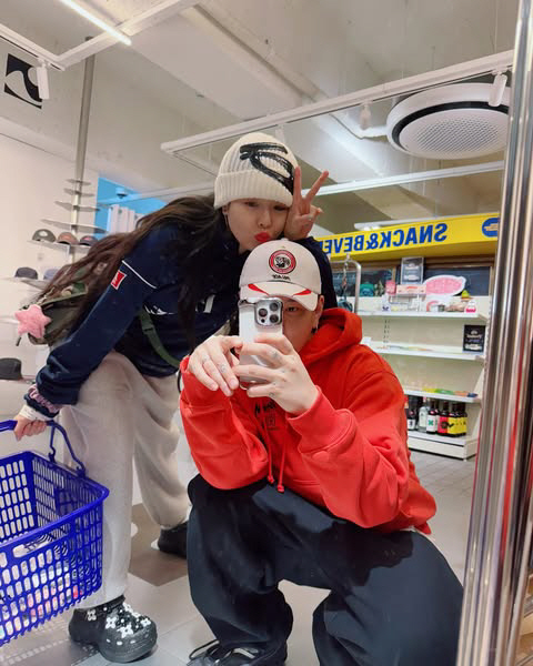 현아, ♥용준형이 선물한 900만원 명품백 들고 외출...풋풋한 7개월 …
