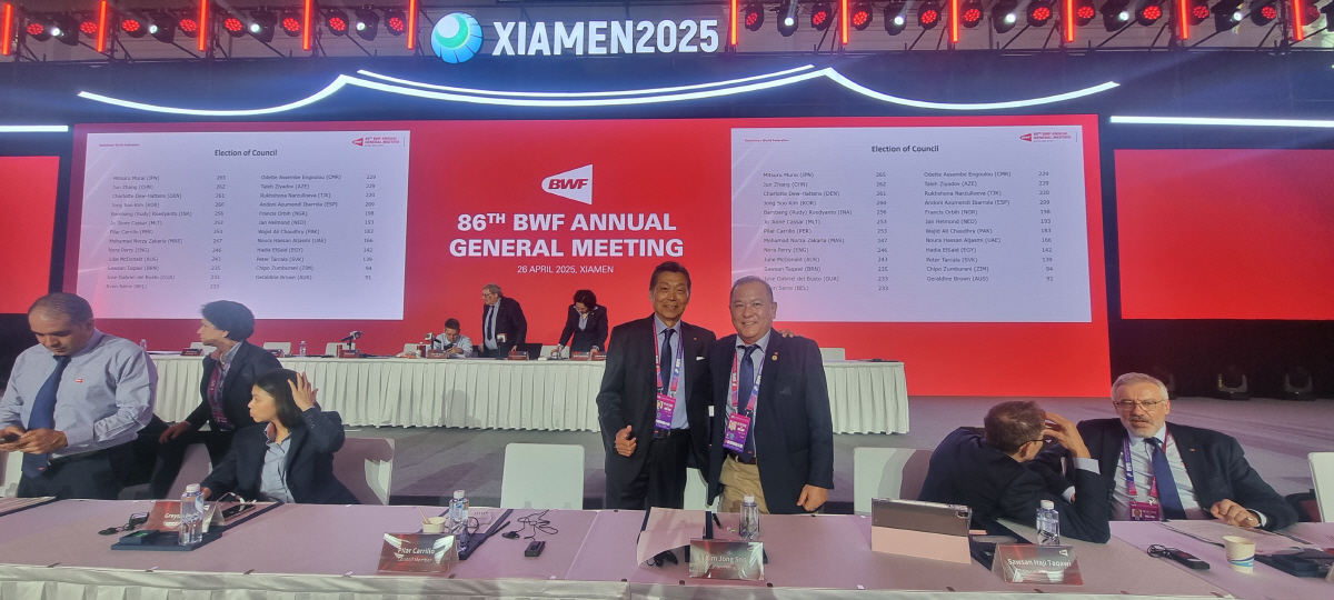 4월26일 중국 샤먼에서 열린 BWF 정기총회에서 이사로 당선된 김중수 아시아배드민턴연맹 회장(가운데 오른쪽)과 무라이 미츠루 일본배드민턴협회 회장. 사진제공=아시아배드민턴연맹