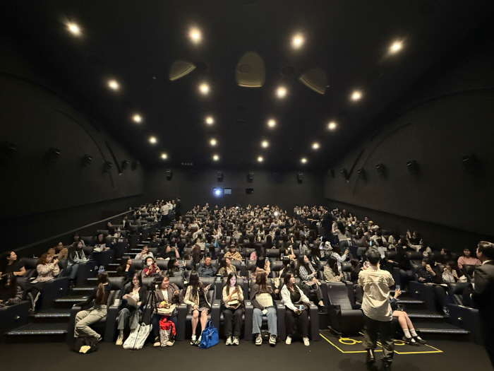 [SC이슈] "상영관 좀 늘려주세요"…'파과' 첫 주 74회 무대인사 꽉…