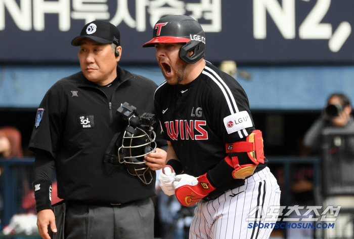 다치지 마 오스틴! 홈런 → 수비방해 충돌 → 알고보니 멀쩡. LG 선두 지켰다! 두산에 5-1 설욕하며 어린이날 시리즈 1승1패 균형