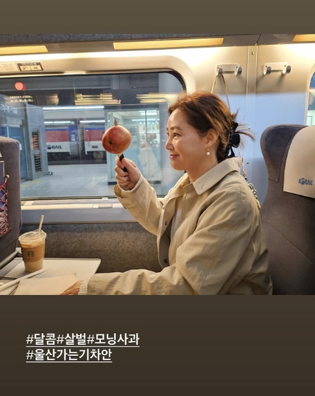 "살 찌니 주름없어져" 58kg 김성령, 부은 얼굴로 사과만 꿀꺽