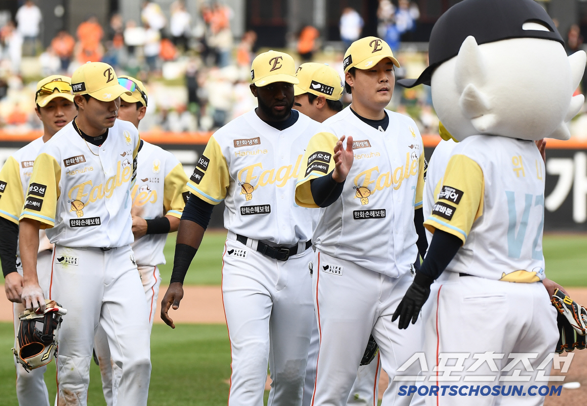선발 1위는 놀랍지 않다…막내 제외 전원 '0 행진', 독수리가 안기는 …