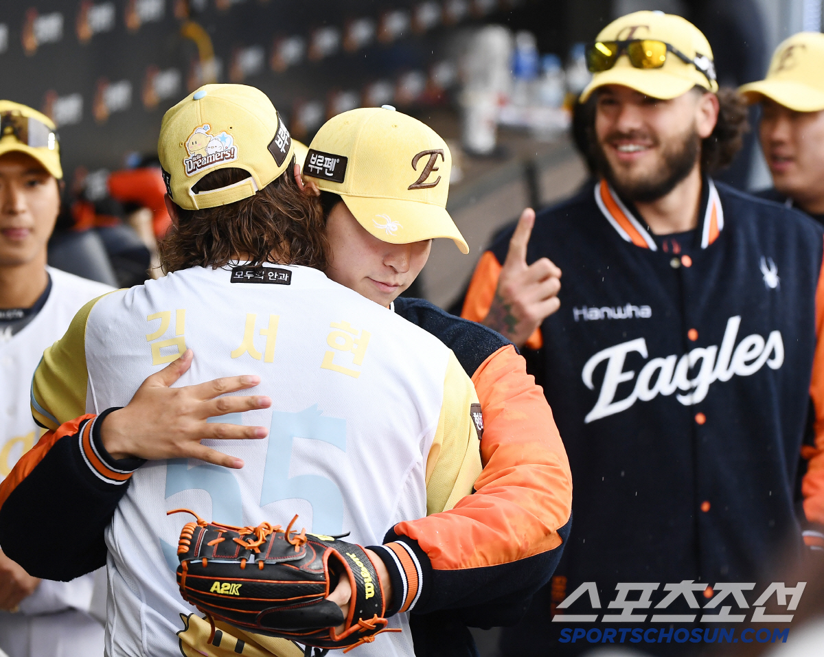 선발 1위는 놀랍지 않다…막내 제외 전원 '0 행진', 독수리가 안기는 …