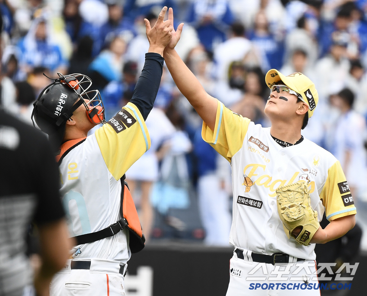 선발 1위는 놀랍지 않다…막내 제외 전원 '0 행진', 독수리가 안기는 …