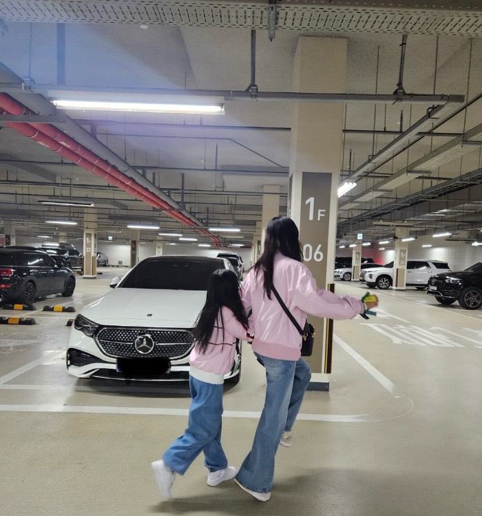 [SCin스타] 타투까지 새긴 딸♥ 대단하네..고소영, 딸과 커플룩 입고…