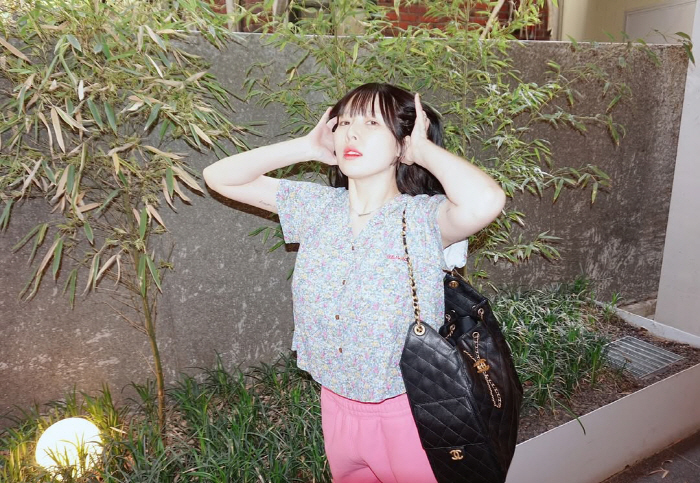 [SCin스타] 현아, ♥용준형에 받은 1000만원 명품 C사 가방..데…