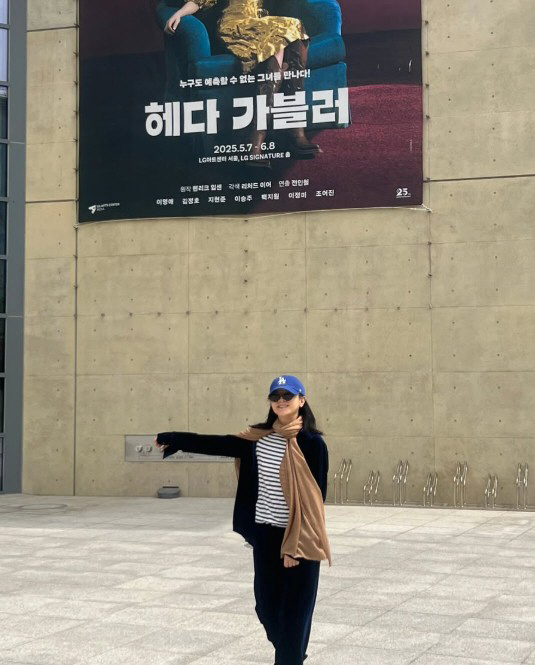우아함 벗고 텐션 업! 이영애, 연극 ‘헤다 가블러’ 개막 앞두고 근황 …