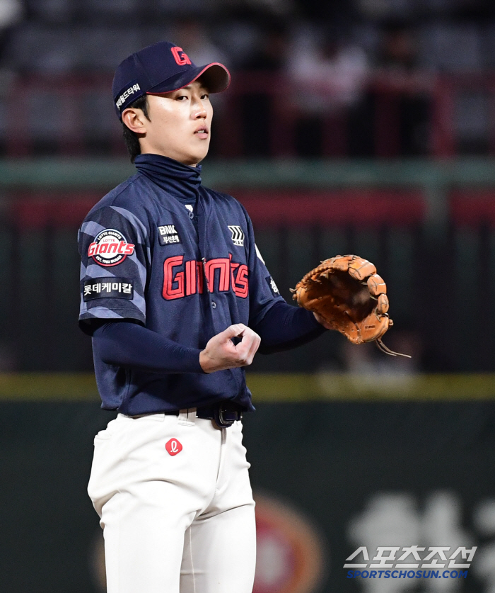 '타격 1위 → 헤드샷 부상' 전민재 언제 오나? "8일 정밀검진 결과 …