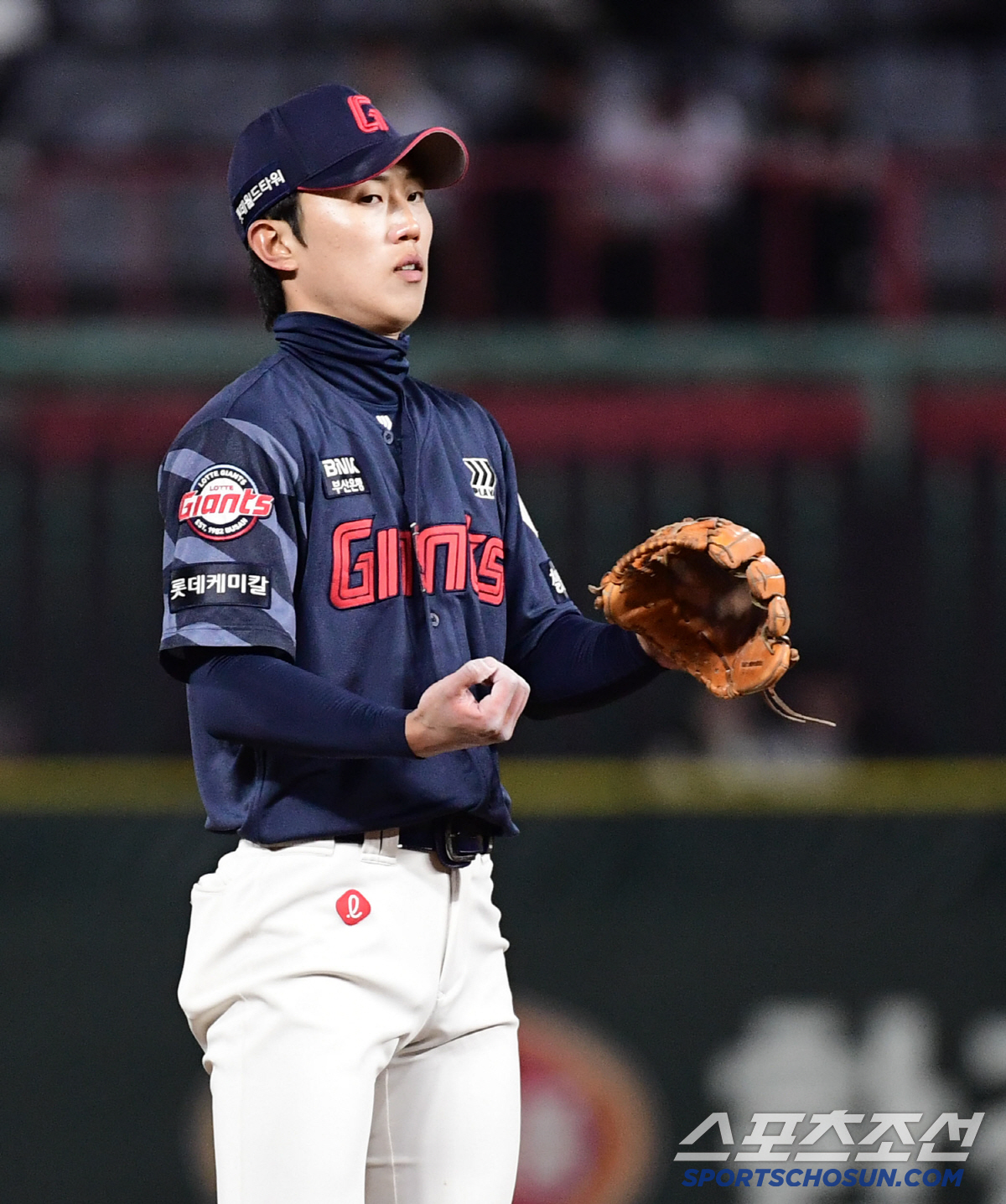 '타격 1위 → 헤드샷 부상' 전민재 언제 오나? "8일 정밀검진 결과 …