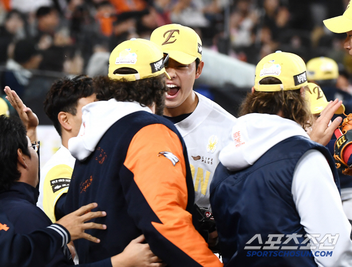 [포토] 폰세 보며 포효하는 문동주